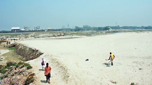 ব্রহ্মপুত্র খননের বালু রাখা হয়েছে কিনারে। বর্ষাকাল এই বালু আবার নদে মিশে যাওয়ার আশঙ্কা। সম্প্রতি ময়মনসিংহ নগরের থনার ঘাট এলাকায়।