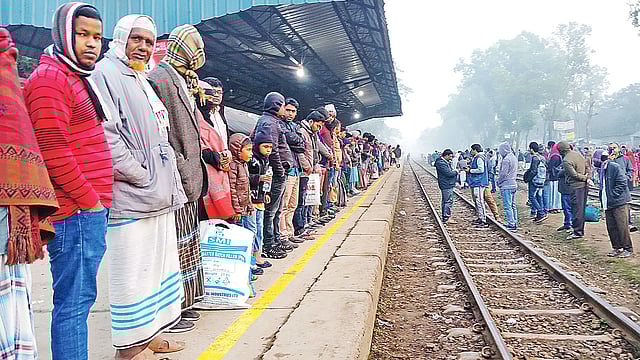 শ্রীপুর রেলস্টেশনে এসআরটি সদস্যদের আঁকা সেফটি লাইনের বাইরে দাঁড়িয়ে যাত্রীরা।  প্রথম আলো
