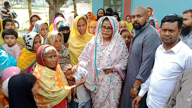 (সারিয়াকান্দি-সোনাতলা) আসনের উপনির্বাচনে আওয়ামী লীগের প্রার্থী সাহাদারা মান্নান নৌকা মার্কায় ভোট চেয়ে জনসংযোগ করেন। ছবি: প্রথম আলো