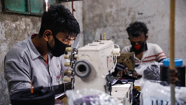 এক গজ কাপড়ে ৪০টি মাস্ক তৈরি করা যায়।