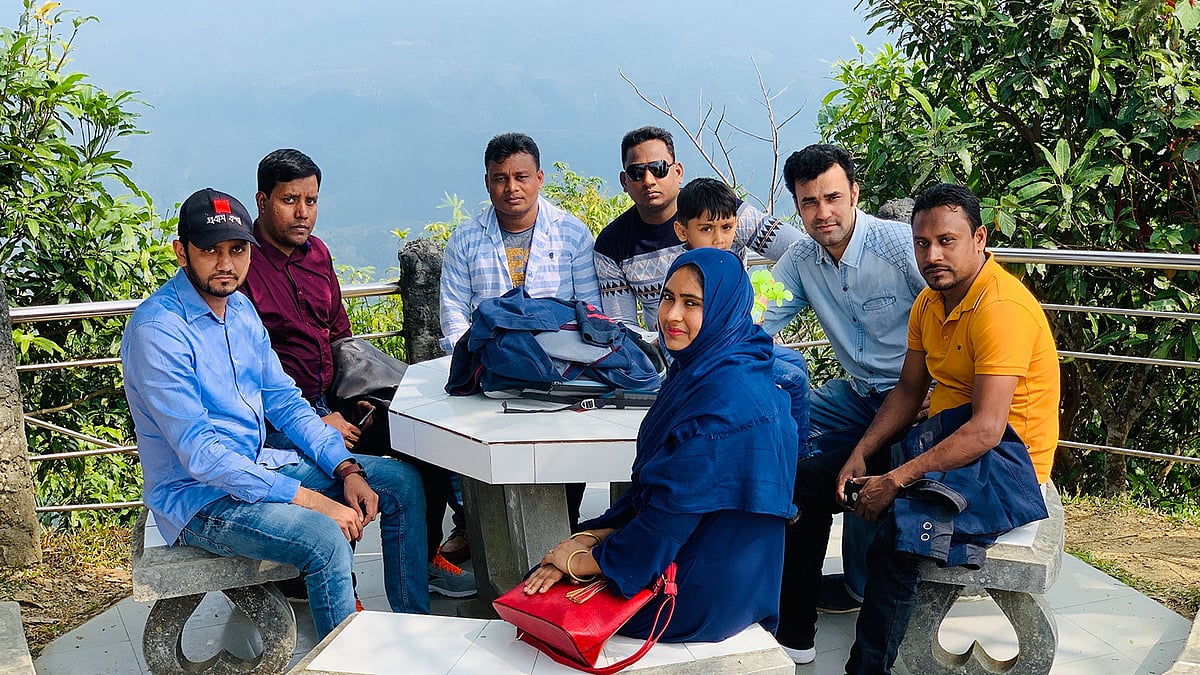 পরিবার-পরিজন, বন্ধুবান্ধব নিয়ে অনেকেই পাহাড়–পর্বত ঘুরতে যান। ছবি: সংগৃহীত