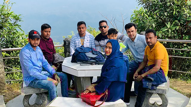 পরিবার-পরিজন, বন্ধুবান্ধব নিয়ে অনেকেই পাহাড়–পর্বত ঘুরতে যান। ছবি: সংগৃহীত