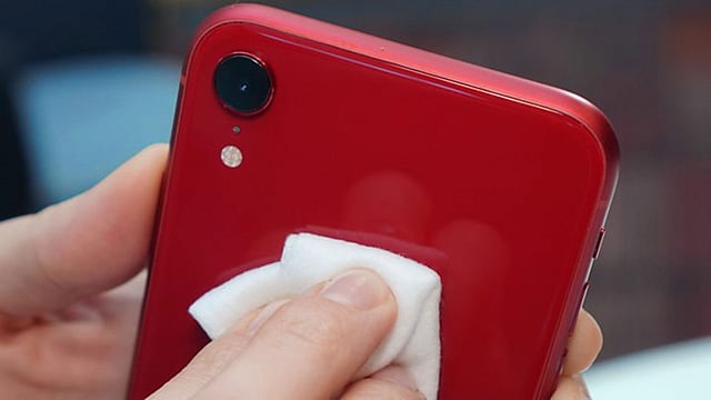 স্মার্টফোন জীবাণুমুক্ত করতে পরিষ্কারক ব্যবহার করতে পারেন। ছবি: রয়টার্স