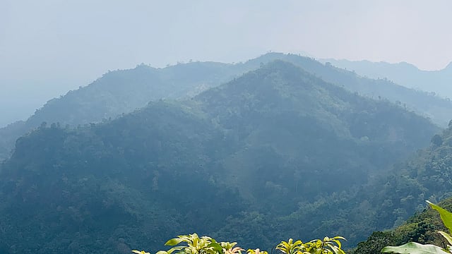 বান্দরবানের নীলগিরিতে এমন পাহাড়ের দেখা মিলবে। ছবি: লেখক