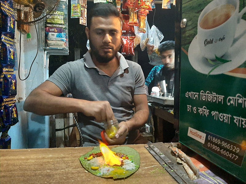 আকতার হোসেনের ভাষ্যমতে, আগুন পানে ব্যবহার করা হয় দেশি-বিদেশি প্রায় ৩০ ধরনের মসলা। ছবি: লেখক