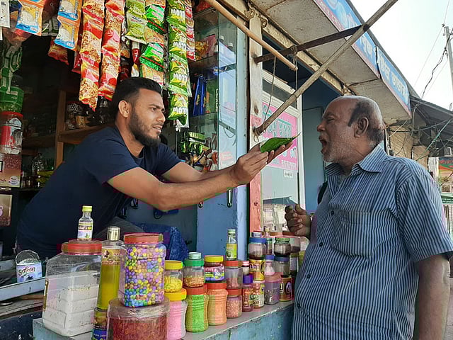 আগুন জ্বলে ওঠার পর পান ভাঁজ করে ক্রেতাদের মুখে পুরে দেওয়া হয়। ছবি: লেখক