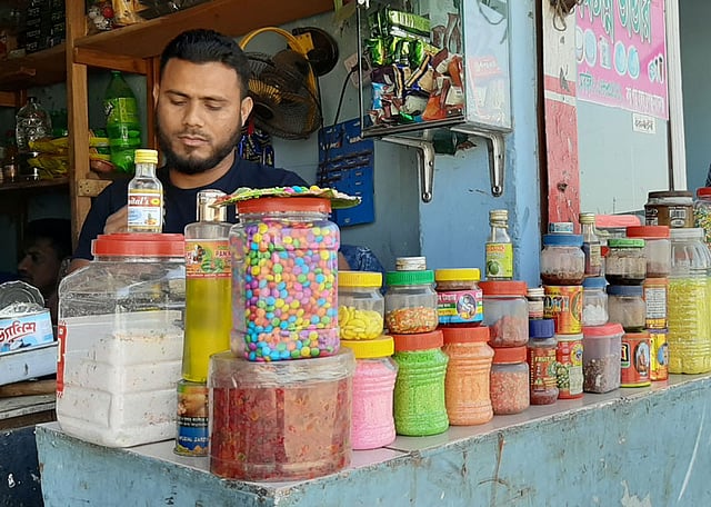 আকতার হোসেনের দোকানে রয়েছে পান বানানোর প্রায় ৬০টি আইটেম। রয়েছে ইন্ডিয়ান ও পাকিস্তানি মশলাও। ছবি: লেখক