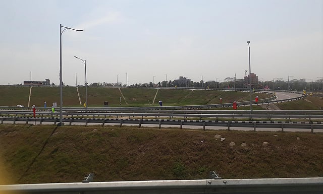 এক্সপ্রেসওয়ে ভাঙ্গা অংশ। ছবি: সুহাদা আফরিন