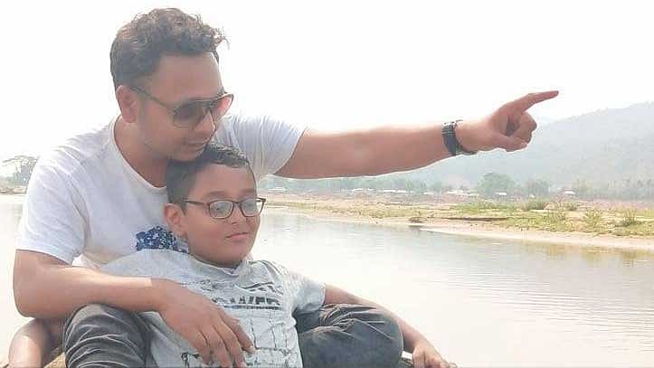 ছেলের সঙ্গে অভিনেতা রাশেদ মামুন অপু ছবি: সংগৃহীত