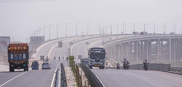 এক্সপ্রেসওয়েতে বাস থামিয়ে যাত্রী ওঠানামা। আছে কম গতির যান চলাচলও। ছবি: দীপু মালাকার