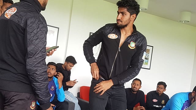দেশে রেখে যাওয়া প্রিয়জনদের কথাই সবার আগে মন হচ্ছিল ক্রিকেটারদের। ছবি: বিসিবি