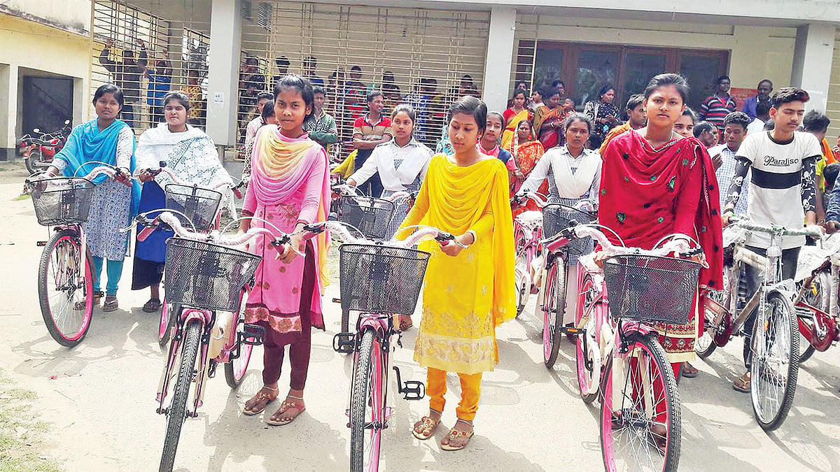 নতুন বাইসাইকেল পেয়ে উচ্ছ্বসিত স্কুলছাত্রীরা। গতকাল এক অনুষ্ঠান আয়োজন করে রাজশাহীর বাগমারার উপজেলা পরিষদ চত্বরে তাদের হাতে বাইসাইকেল তুলে দেওয়া হয়। ছবি: প্রথম আলো