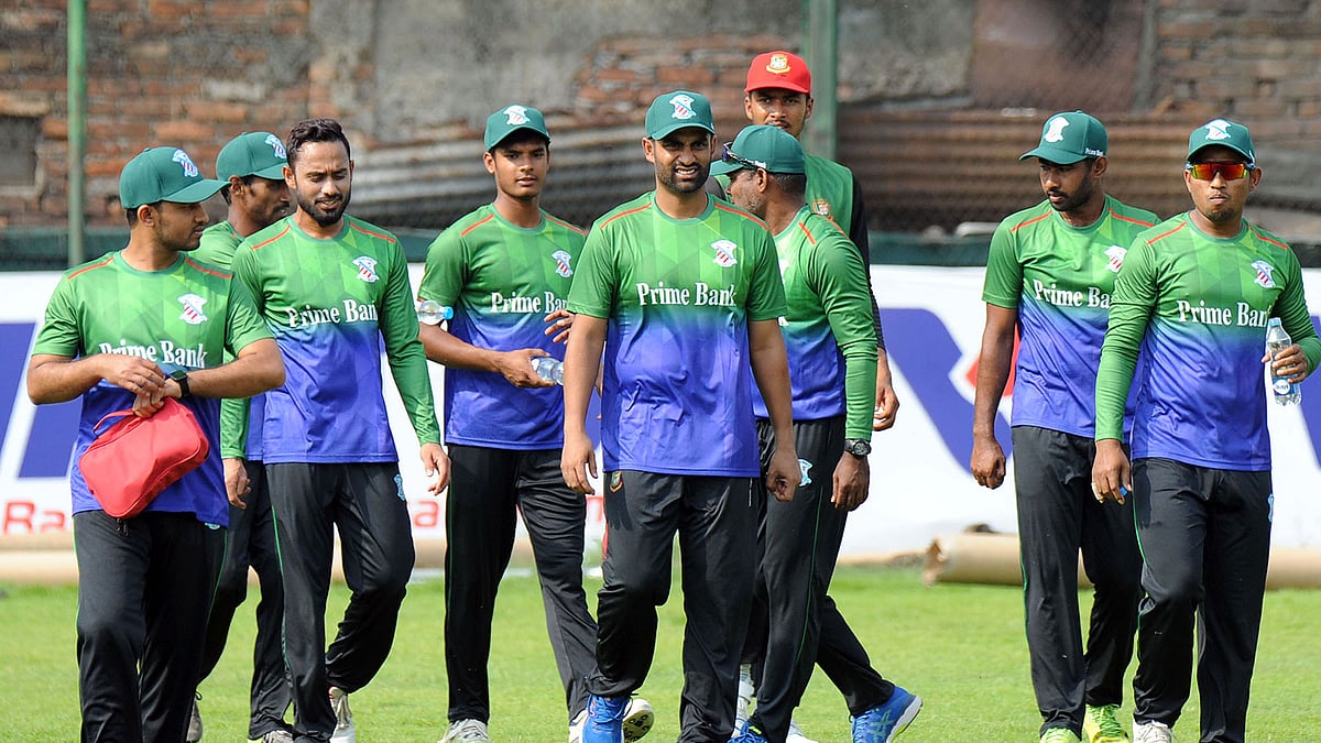 ঢাকা প্রিমিয়ার লিগে আজ মাঠে নামছে প্রাইম ব্যাংক। ছবি: প্রথম আলো