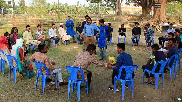 বালিশ খেলায় মত্ত শিক্ষার্থীরা। ছবি: লেখক