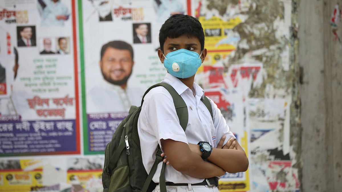 মতিঝিল সরকারি বালক উচ্চবিদ্যালয়ের সামনে এক শিক্ষার্থী। করোনা পরিস্থিতির কারণে কাল থেকে ৩১ মার্চ পর্যন্ত সব শিক্ষা প্রতিষ্ঠান বন্ধ থাকবে। ছবি: আবদুস সালাম