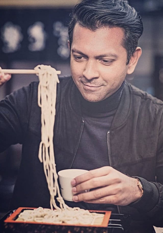 জাপানের ঐতিহ্যবাহী সোবা ন্যুডলসের অভিজ্ঞতা নিচ্ছেন তাহসান। ছবি: ফেসবুক থেকে