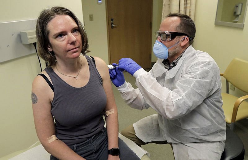 সোমবার থেকে মারণ ভাইরাসের ভ্যাকসিনের পরীক্ষামূলক প্রয়োগ শুরু হয়েছে। জেনিফার হ্যালারই বিশ্বে প্রথম যাঁর ওপর পরীক্ষামূলকভাবে করোনাভাইরাসের ভ্যাকসিন প্রয়োগ করা হলো। ছবি: সংগৃহীত