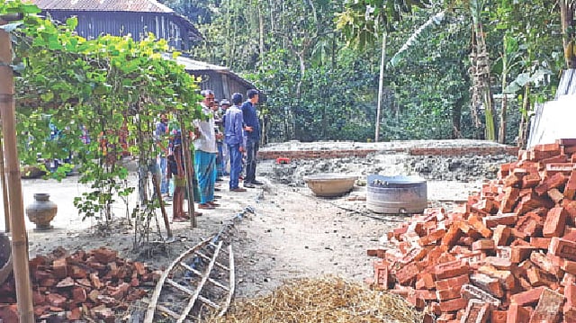 হতদরিদ্রের নামে বরাদ্দ ঘর নির্মাণ করা হচ্ছে  স্থানীয় ইউপি সদস্যের বাড়িতে। নেত্রকোনার কলমাকান্দা উপজেলার দক্ষিণ সুনই গ্রামে। ছবি: প্রথম আলো