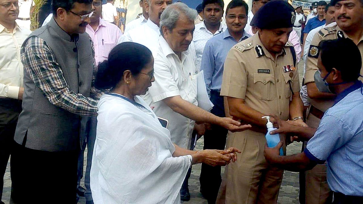 রাজ্য সচিবালয়ে করোনাভাইরাস নিয়ে বৈঠকের আগে হাত জীবাণুমুক্ত করছেন মুখ্যমন্ত্রী মমতা বন্দ্যোপাধ্যায়। ছবি: ভাস্কর মুখার্জি