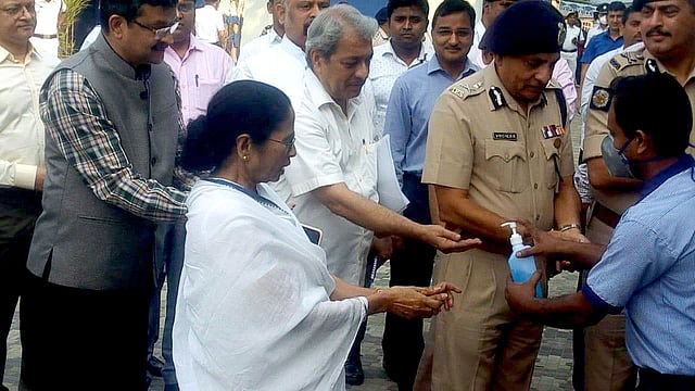 রাজ্য সচিবালয়ে করোনাভাইরাস নিয়ে বৈঠকের আগে হাত জীবাণুমুক্ত করছেন মুখ্যমন্ত্রী মমতা বন্দ্যোপাধ্যায়। ছবি: ভাস্কর মুখার্জি