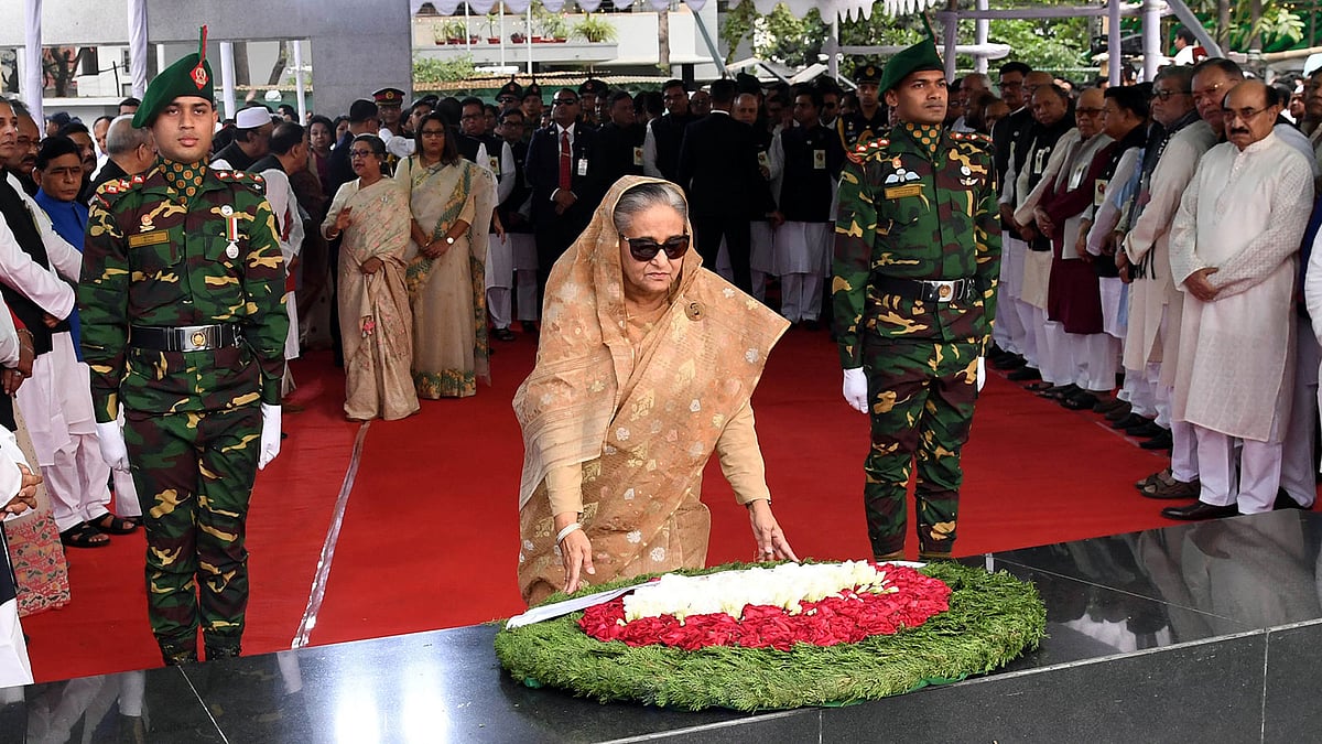 বঙ্গবন্ধুর প্রতিকৃতিতে পুষ্পস্তবক অর্পণ করেন প্রধানমন্ত্রী শেখ হাসিনা। ছবি: পিআইডি