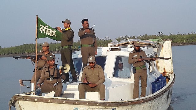 সাত সদস্যের টহল দলের সঙ্গে রয়েছে একটি ছোট লঞ্চ, স্পিডবোট ও দুটি ফাইবারবডি ট্রলার। বোটচালক, বাবুর্চিসহ কয়েকজন অতিরিক্ত জনবল আছে টিমে। ছবি: লেখক