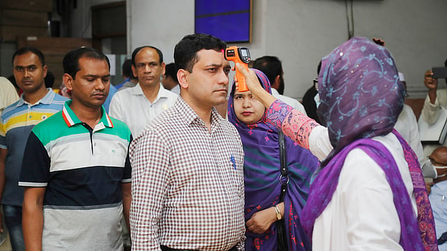 করোনাভাইরাস আতঙ্কে সচিবালয়ে প্রবেশের সময় শরীরের তাপমাত্রা পরীক্ষা করা হচ্ছে।  ছবি: সাজিদ হোসেন
