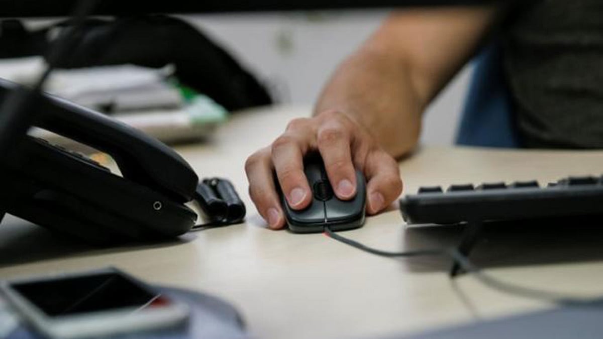 অনেকেই এখন অফিসের কাজ বাড়িতে বসে করছেন। ছবি: রয়টার্স