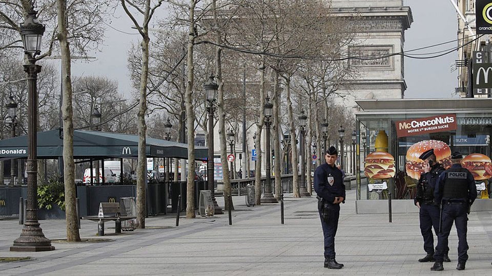 নিষ্প্রাণ সঁজে লিজে, প্যারিস। ছবি: লেখক।
