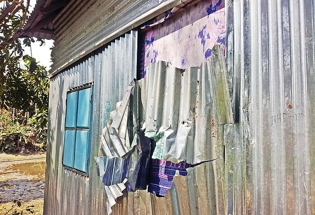 ঘরের টিনের বেড়ায় সন্ত্রাসীদের কোপানোর চিহ্ন। গতকাল ময়মনসিংহের মুক্তাগাছায়।  ছবি: প্রথম আলো