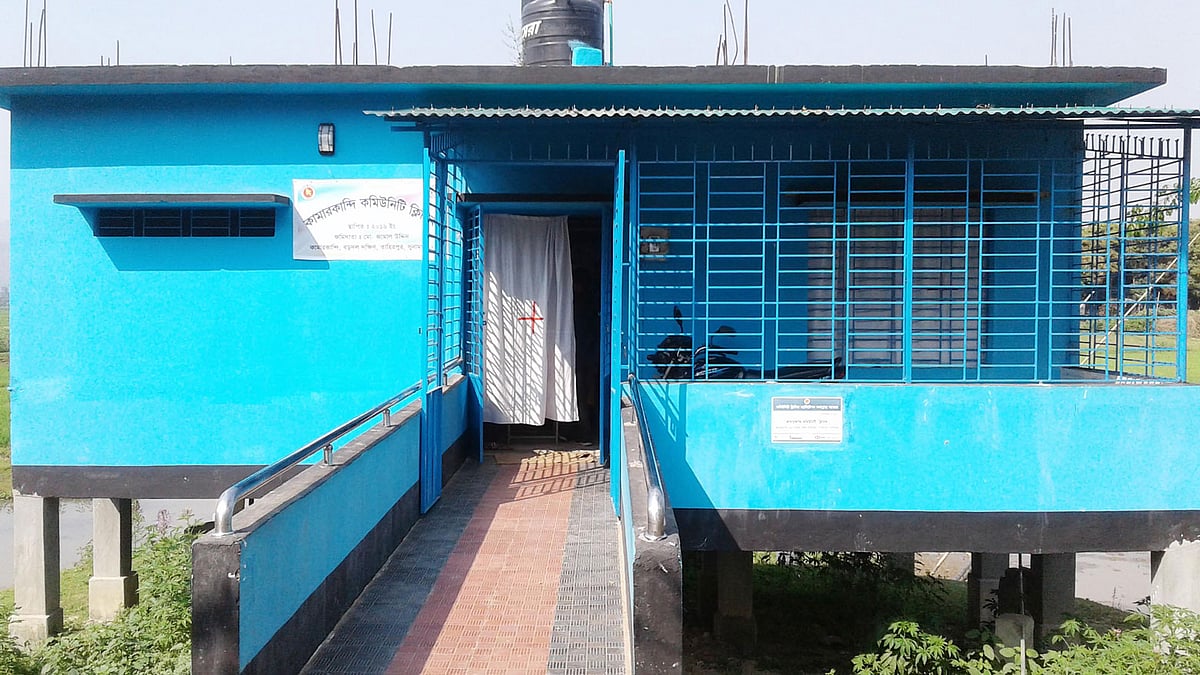 সুনামগঞ্জের তাহিরপুর উপজেলার কামারকান্দি কমিউনিটি ক্লিনিক। ছবি: প্রথম আলো