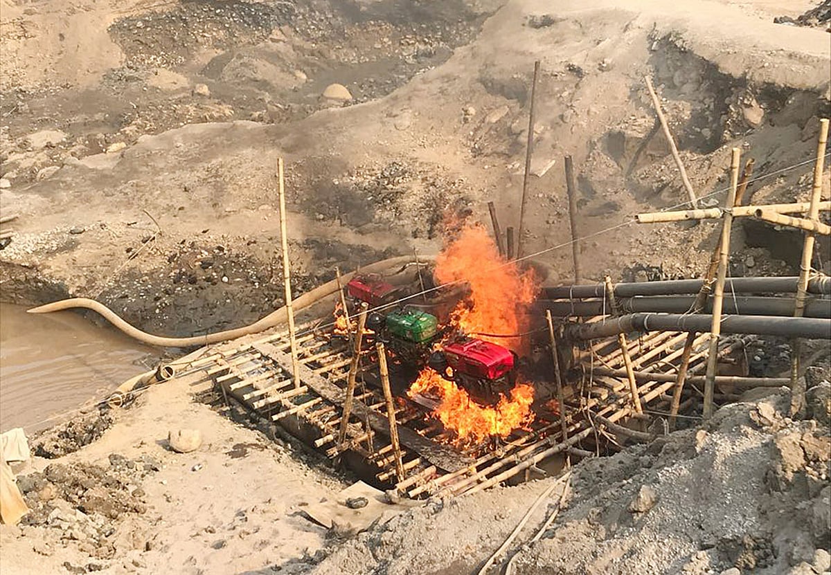 অবৈধভাবে পাথর তোলার যন্ত্র আগুন দিয়ে পোড়ানো হচ্ছে। আজ বুধবার বিকেলে সিলেটের বিছনাকান্দিতে টাস্কফোর্সের অভিযানে। ছবি: প্রথম আলো