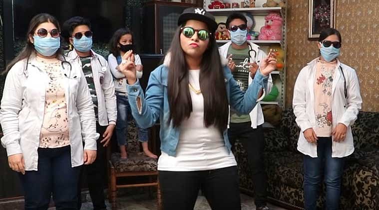 বসার ঘরেই দল বেঁধে নাচ করছেন ধিনচাক পূজা। ছবি: ভিডিও থেকে