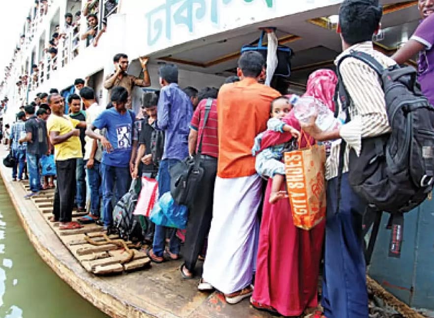 লঞ্চে যাত্রীদের ঝুঁকি নিয়ে চলাচল। প্রথম আলো ফাইল ছবি