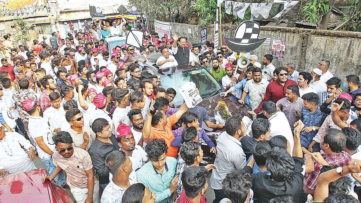 গতকাল ফিরিঙ্গিবাজার এলাকায় গণসংযোগ করেন আওয়ামী লীগের মেয়র প্রার্থী রেজাউল করিম চৌধুরী। বিকেল সাড়ে ৪টায়।  প্রথম আলো