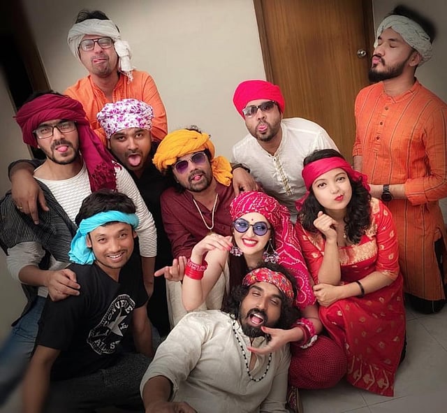 বিয়ের পর বন্ধুদের সঙ্গে রনি ও পরীমনির উল্লাস। ছবি: সংগৃহীত