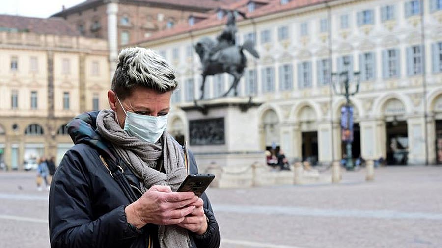 ডেটিং সাইটগুলোও গ্রাহকদের উৎসাহিত করছে ইন্টারনেট ব্যবহার করে কথা বলতে। ছবি: রয়টার্স