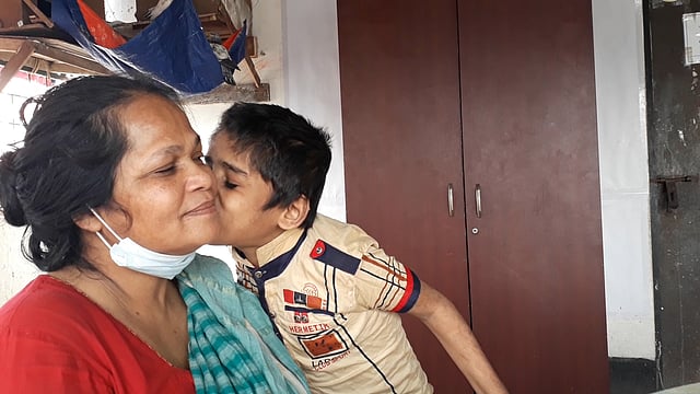 স্বপন হাজেরাকে ভালোবাসে।