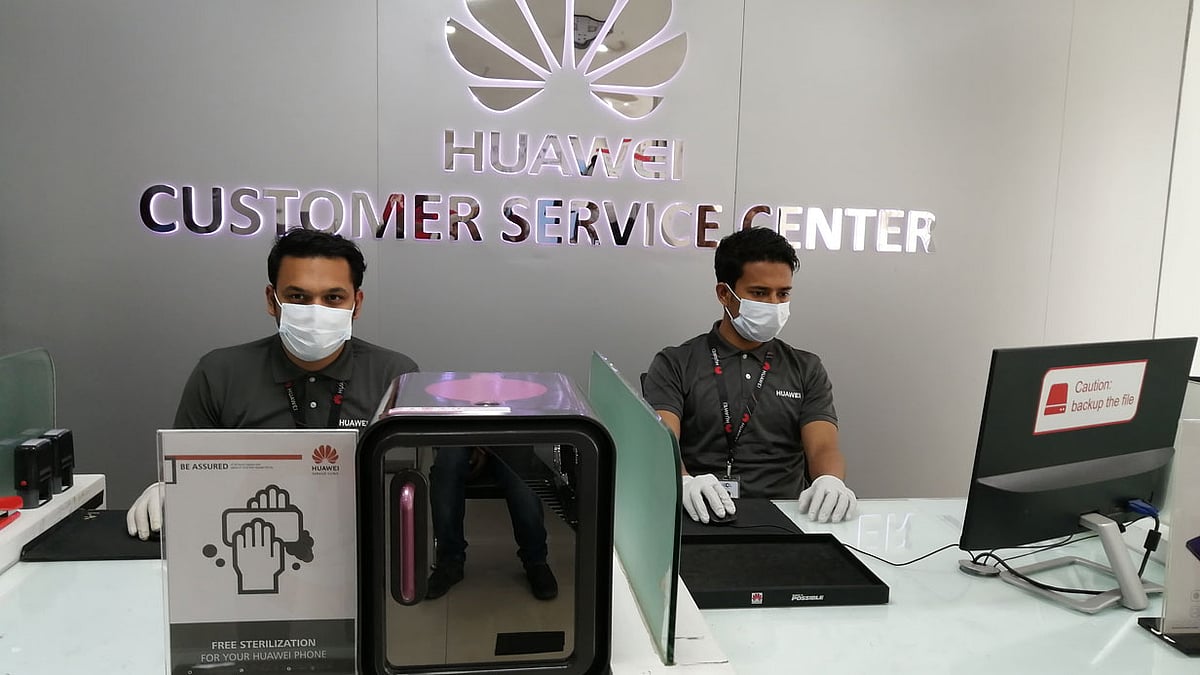 হুয়াওয়ে মোবাইল জীবাণুমুক্ত করার সুবিধা দিচ্ছে। ছবি: হুয়াওয়ের সৌজন্যে