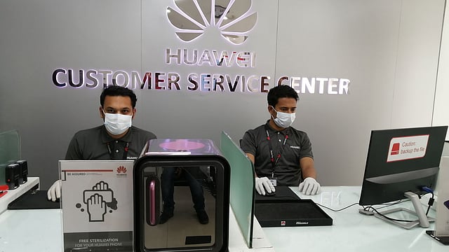 হুয়াওয়ে মোবাইল জীবাণুমুক্ত করার সুবিধা দিচ্ছে। ছবি: হুয়াওয়ের সৌজন্যে