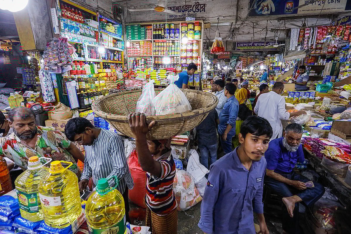 করোনাভাইরাসের সংক্রমণের আতঙ্কে মানুষ বাইরে বের হচ্ছে কম। তাই এখন অনেকেই চাল, ডালসহ মুদিপণ্য কিনতে ভিড় করছেন রাজধানীর পাইকারি দোকানগুলোতে। কারওয়ান বাজারে দুপুর ১২টার চিত্র