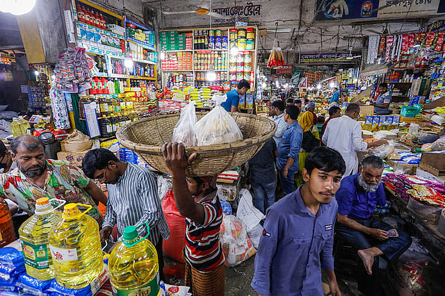 করোনাভাইরাসের সংক্রমণের আতঙ্কে মানুষ বাইরে বের হচ্ছে কম। তাই এখন অনেকেই চাল, ডালসহ মুদিপণ্য কিনতে ভিড় করছেন রাজধানীর পাইকারি দোকানগুলোতে। কারওয়ান বাজারে দুপুর ১২টার চিত্র