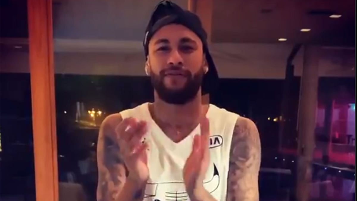 এভাবেই হাততালি দিচ্ছিলেন নেইমার। ছবি : নেইমারের টুইটার পেজ