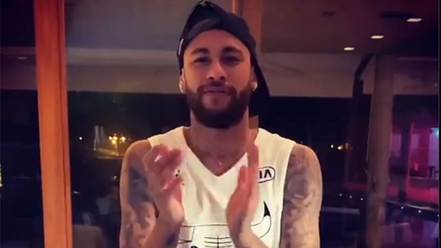 এভাবেই হাততালি দিচ্ছিলেন নেইমার। ছবি : নেইমারের টুইটার পেজ