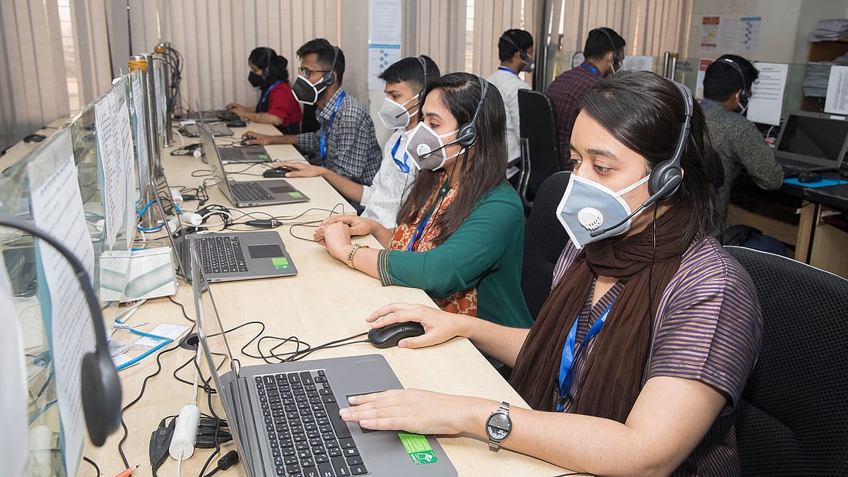 করোনাভাইরাসের প্রভাবে গ্রাহকসেবা যাতে অব্যাহত থাকে, সে জন্য কল সেন্টারগুলোতে সচেতনতামূলক ব্যবস্থা নেওয়া হয়েছে। ছবি: খালেদ সরকার