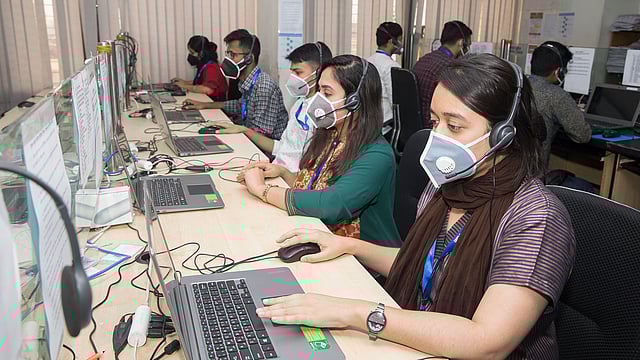 করোনাভাইরাসের প্রভাবে গ্রাহকসেবা যাতে অব্যাহত থাকে, সে জন্য কল সেন্টারগুলোতে সচেতনতামূলক ব্যবস্থা নেওয়া হয়েছে। ছবি: খালেদ সরকার