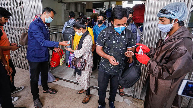 কমলাপুর রেল কর্তৃপক্ষও স্টেশনের প্রবেশমুখে যাত্রীদের স্যানিটাইজার দিচ্ছে