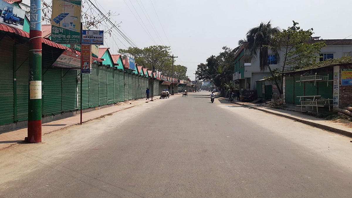 করোনাভাইরাসের কারণে মাদারীপুরের শিবচরে মানুষের মধ্যে বেড়েই চলেছে আতঙ্ক। শিবচর বাজারের বেশির ভাগই দোকান এখন বন্ধ। নেই মানুষের তেমন আনাগোনা। আজ শুক্রবার বেলা ১১টায় শিবচর। ছবি: প্রথম আলো