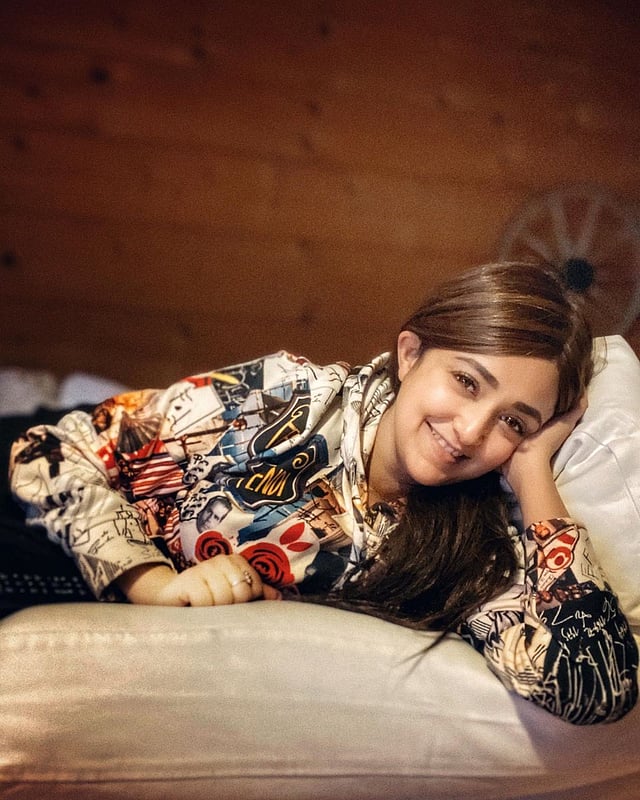 মোনালি ঠাকুর ছবিটি পোস্ট করে জানিয়েছেন, আপাতত তিনি ‘নেটফ্লিক্সিং’ করছেন, আর একটু পর শুরু করবেন ‘সিংগিং’।