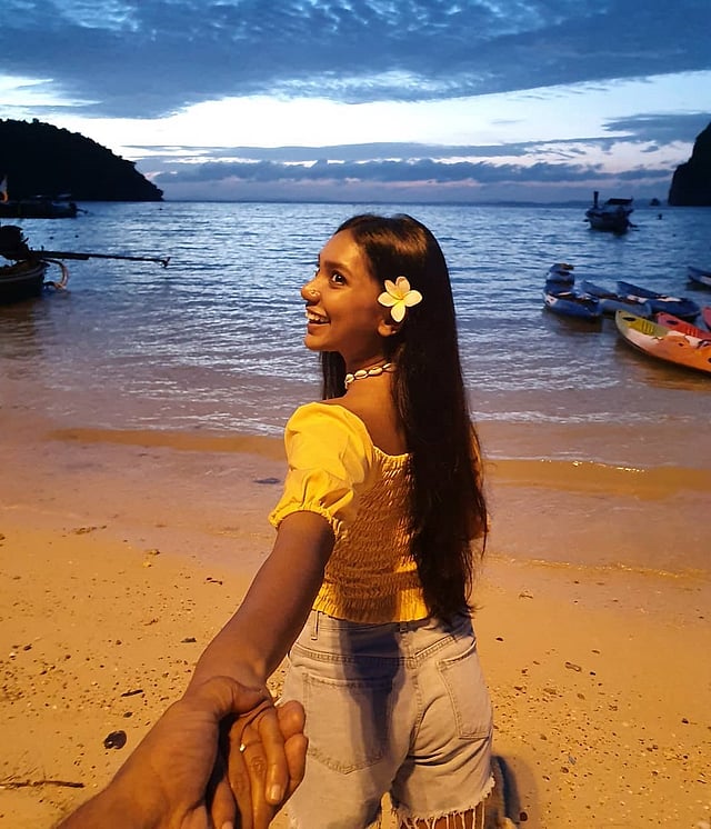 ‘ন ডরাই’ তারকা সুনেরাহ বিনতে কামাল ঘরে বসে পুরোনো এই ছবি পোস্ট করেছেন। আর ক্যাপশনে লিখেছেন, ‘আসুন আমরা ঘরে বসে পরিবারকে সময় দিই, সিনেমা, সিরিজ দেখি, নিজের পছন্দের খাবার রান্না করি, ছবি আঁকি, ভিডিও বানাই, জামাকাপড় কাচি, ঘরবাড়ি পরিষ্কার করি, আশাপাশ গুছিয়ে রাখি। নিজে সুস্থ থাকি, অন্যকেও সুস্থ রাখি।’